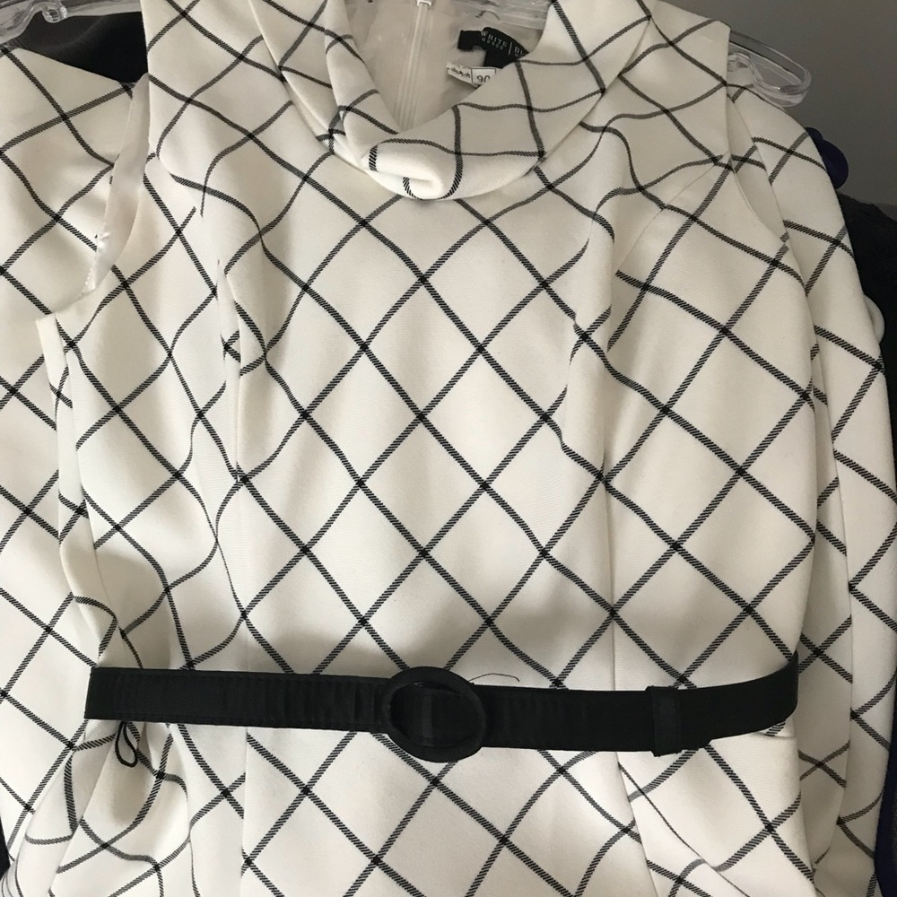 ⬇️$45 White House Black Market window pane